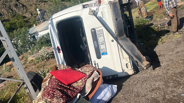 Demir bariyerlere çarparak devrilen hafif ticari araçtaki 1'i çocuk 5 kişi yaralandı