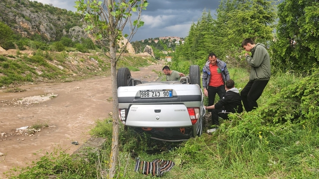 Karabük'te dere kenarına devrilen otomobildeki 5 kişi yaralandı