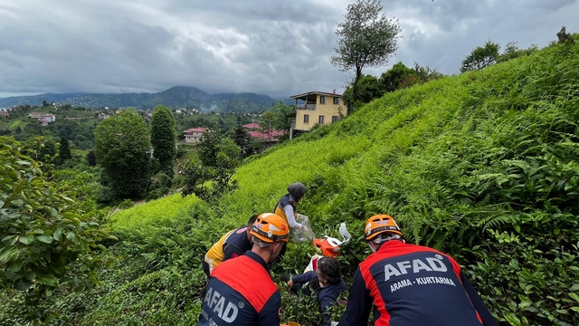 Rize'de çay bahçesinde ot temizlerken yamaçtan düşen kişi yaralandı