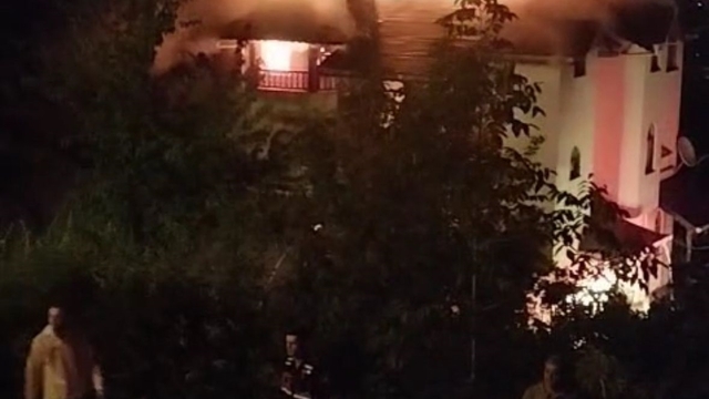 Yalova'da 3 katlı binanın çatısındaki yangın söndürüldü