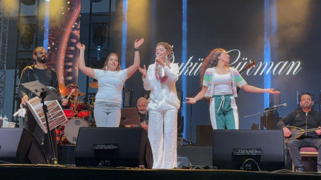 Isparta'da 2025 Uluslararası Gül Festivali kapsamında şarkıcı Öykü Gürman konser verdi