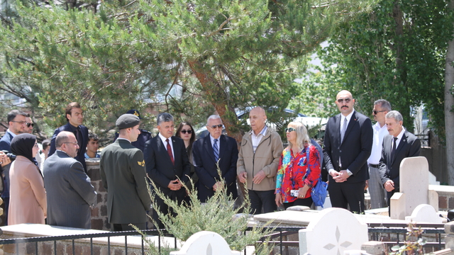 Emekli Korgeneral Polat, mezarı başında anıldı