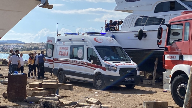 Ayvalık'ta onarımı yapılan yatta düşen kişi yaralandı