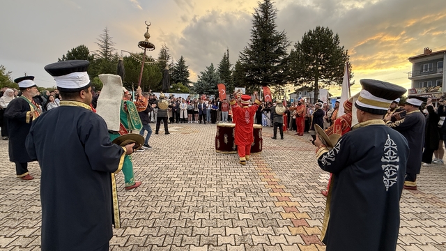 "Kuruluştan Çanakkale'ye Tarih ve Medeniyet Gezisi" Hayme Ana Türbesi'nden başladı