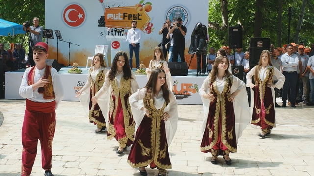 Mersin'de 63. Karacaoğlan Kayısı, Kültür ve Sanat Festivali başladı