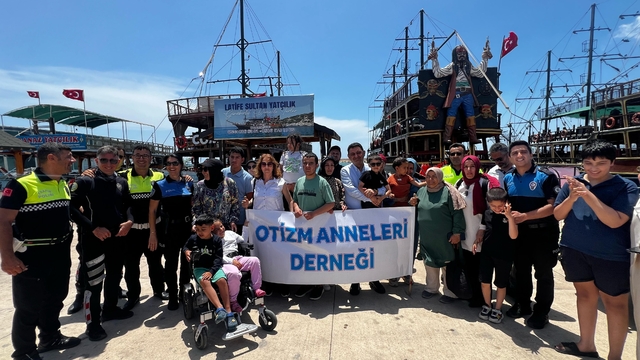 Mersin'de otizmli çocuklar tekne turuna katıldı