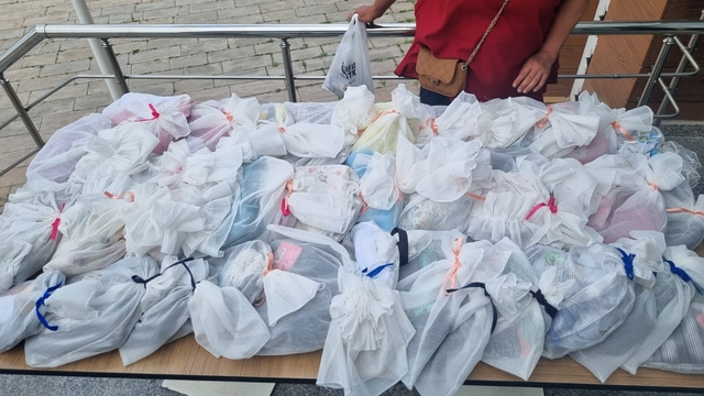 Şarkışla'da ihtiyaç sahibi çocuklara bayram öncesi giysi yardımı