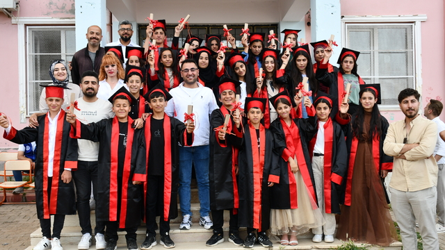 Gönüllü gençlerden köy okulundaki öğrenciler için mezuniyet töreni
