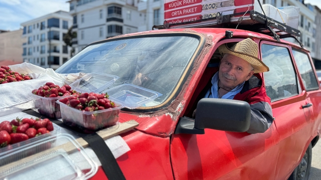 'Çilek' ismini verdiği otomobili ile her gün kilometrelerce yol gidiyor