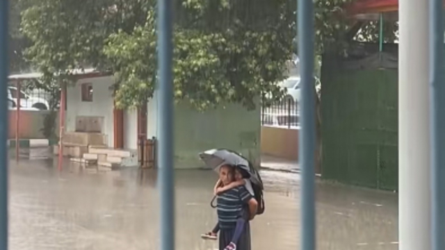 Sağanak altında torunu ile İstiklal Marşı'nı dinlediler