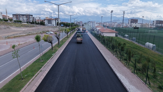 Kayseri Büyükşehir Belediyesinin asfaltlama çalışmaları sürüyor