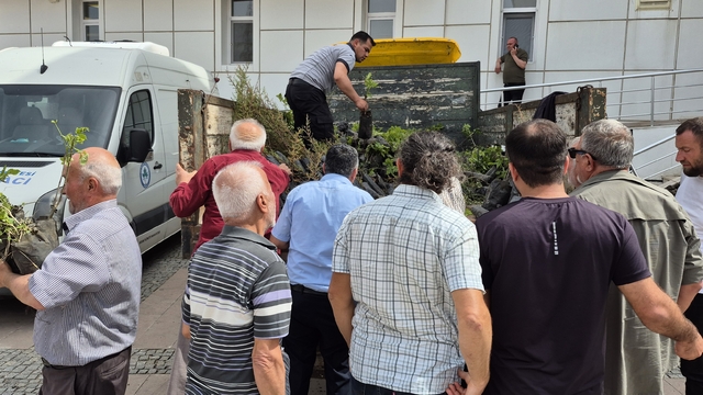 Bahşılı'da vatandaşlara 2 bin fidan dağıtıldı