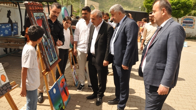 Güroymak'ta öğrencilerin resim sergisi açıldı