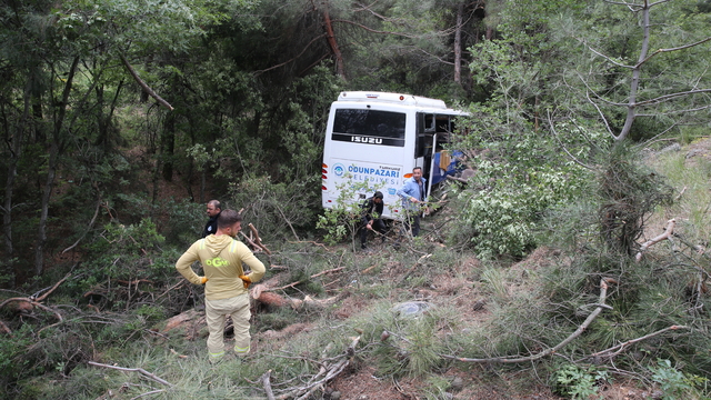 Eskişehir'de tırmanma yarışı görevlilerini taşıyan midibüsün yoldan çıkması sonucu 28 kişi yaralandı