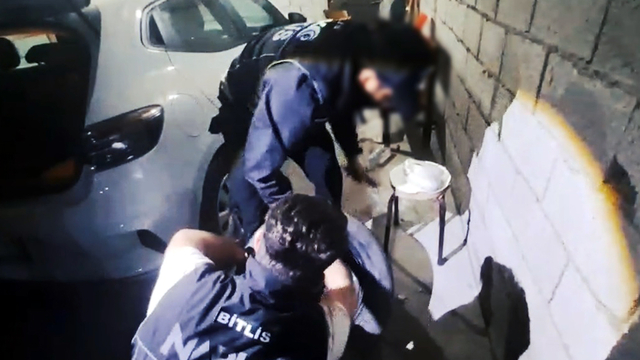 Otomobilin yedek lastiğinden uyuşturucu çıktı; 4 tutuklama