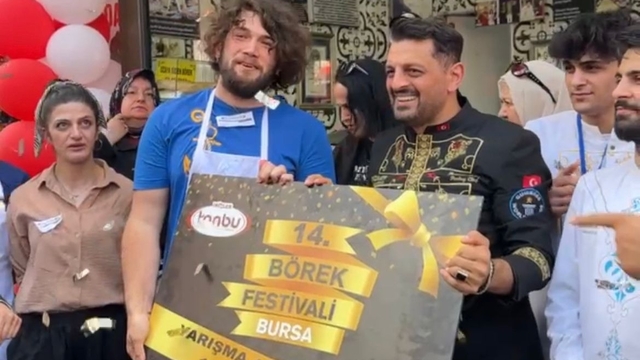 5 dakikada 11 metrelik böreği yedi, 10 gram altın kazandı