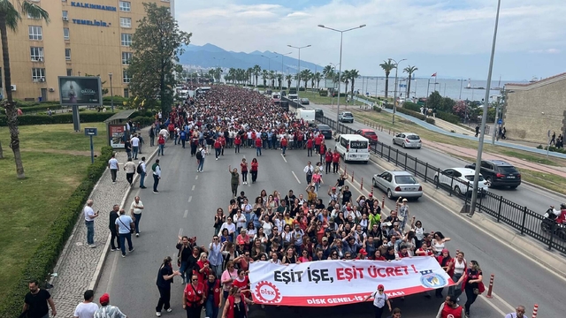 İzmir'de grevin 3'üncü gününde sokaklarda çöpler birikti (2)