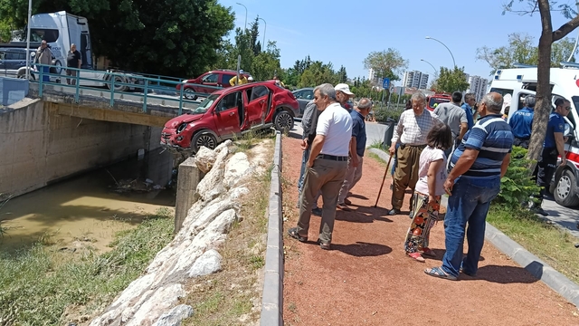 Mersin'de trafik kazasında sulama kanalı kenarında asılı kalan otomobildeki 3 kişi yaralandı