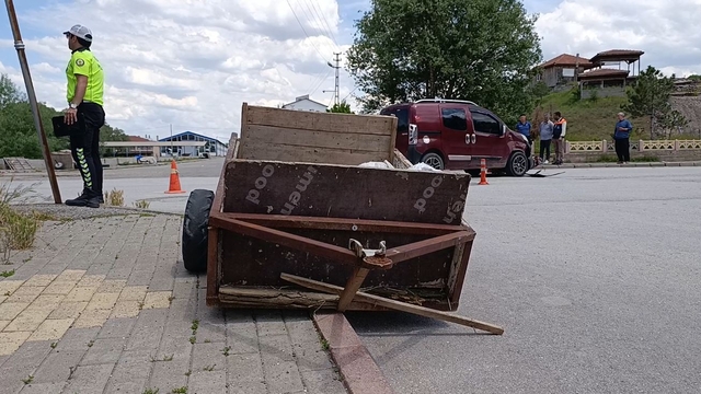 Sivas'ta hafif ticari araç ile motosikletin çarpıştığı kazada 7 kişi yaralandı