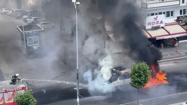 Yolcu minibüsü alev alev yandı