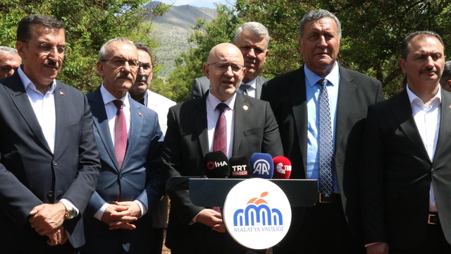 TBMM Zirai Don Olayını Araştırma Komisyonu üyeleri, Malatya'daki kayısı bahçelerinde incelemelerde bulundu
