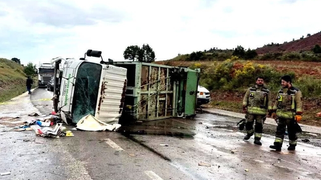 Nallıhan'da devrilen çöp kamyonundaki 1 kişi öldü, 1 kişi yaralandı