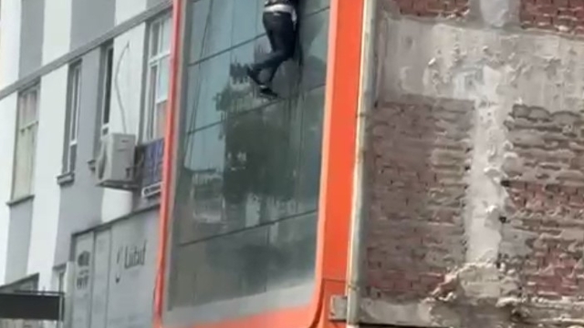 Adana'da yastık imalathanesinde yangın; 3'üncü katın penceresinden atlayan 2 işçi yaralandı