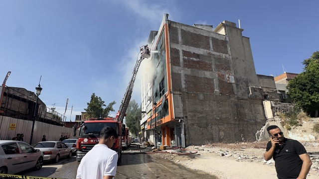 Adana'da yastık imalathanesinde çıkan yangın söndürüldü