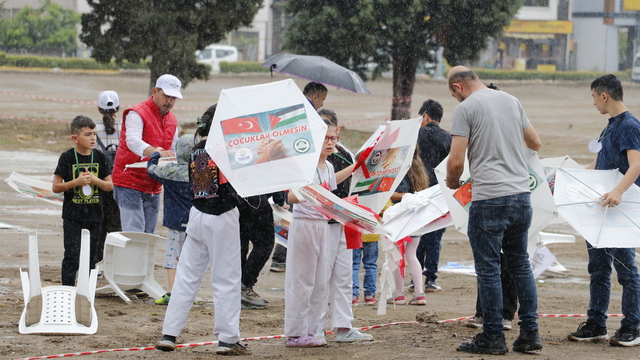 Gazze'deki insanlık dramına dikkat çekmek için Kocaeli'de çocuklara uçurtma dağıtıldı