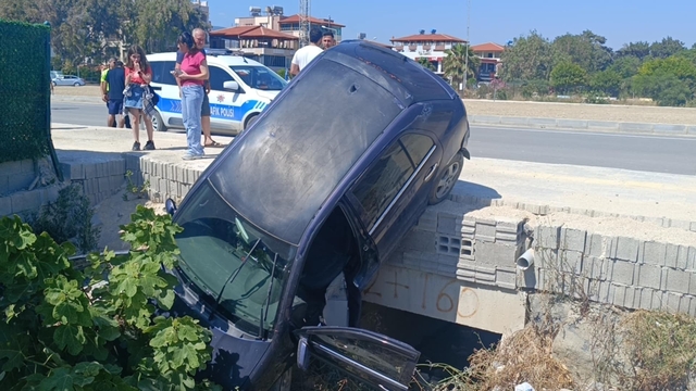 Samandağ'da menfeze düşen otomobil sürücüsü yaralandı