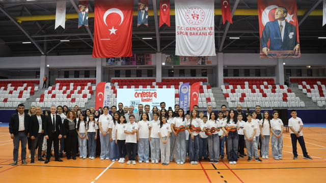 Çubuk'ta öğrencilerden oluşan orkestra yıl sonu konseri verdi