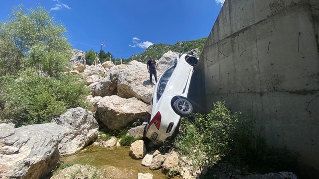 Osmaniye'de dere yatağına düşen otomobildeki 4 kişi yaralandı