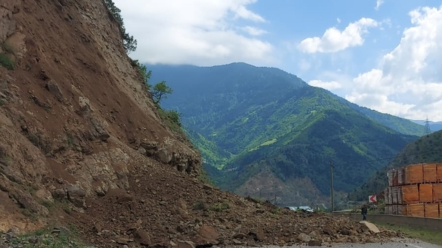Gümüşhane'de Kürtün-Torul kara yolunda heyelan meydana geldi