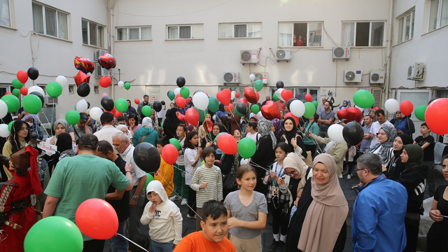 Denizli'de ender görülen genetik hastalıkla mücadele eden çocuk için gökyüzüne balon bırakıldı