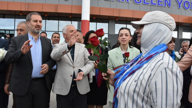Trabzon ile Taşkent arasında başlatılan uçak seferlerinin ilk yolcuları geldi