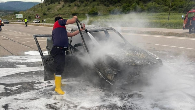 Sinop'ta seyir halindeki otomobil yandı