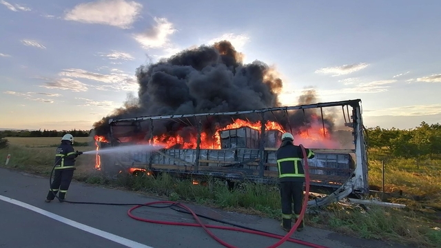 Çanakkale'de devrilen tırda çıkan yangın söndürüldü