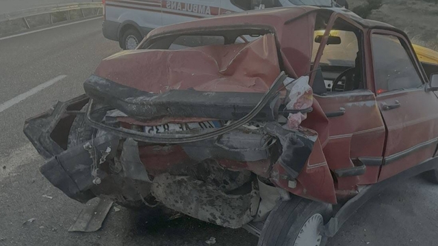 Kırıkkale'de otomobil ile kamyonetin çarpıştığı kazada 1 kişi öldü, 2 kişi yaralandı