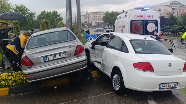 Karabük'te iki otomobilin çarpıştığı kazada 3 kişi yaralandı