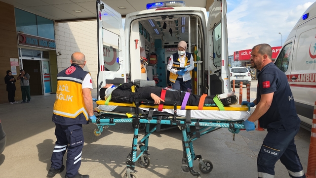 İnegöl'de trafik kazasında 3 kişi yaralandı