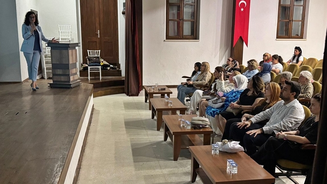 Gelibolu'da kadın sağlığı ve tüp bebek konularında panel düzenlendi