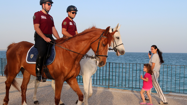 Sahilde atlı polisler devriyede