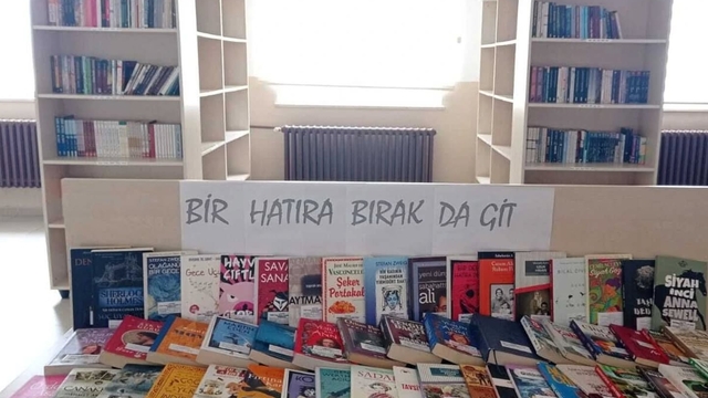 Ladik'te lise son sınıf öğrencilerinden kitap bağışı