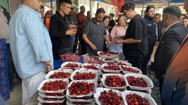 Manisa'da 10 dakikada 2 kilo 592 gram kiraz yiyen yarışmacı birinci oldu