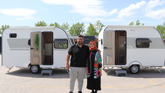 Genç çift seyahatle başlayan karavan tutkularını üretime taşıdı
