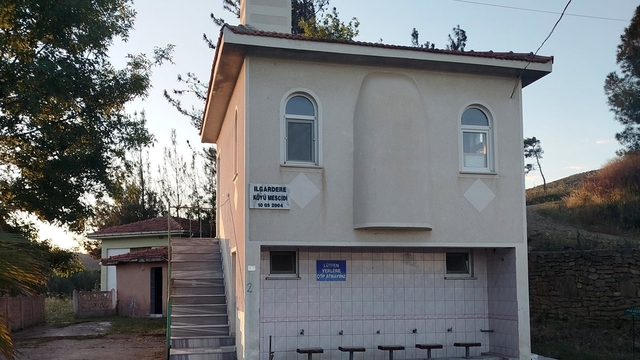 Gelibolu'daki köy camilerinde bayram temizliği