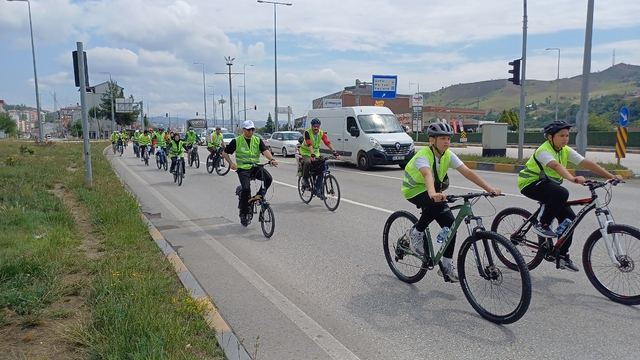 Sakarya ve çevre illerde bisikletliler Yeşilay organizasyonunda sağlıklı yaşama dikkati çekmek için pedal çevirdi