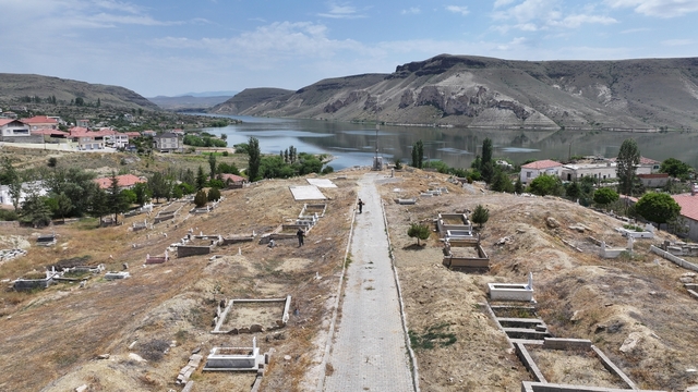 Kocasinan Belediyesinden Kurban Bayramı öncesi mezarlık temizliği