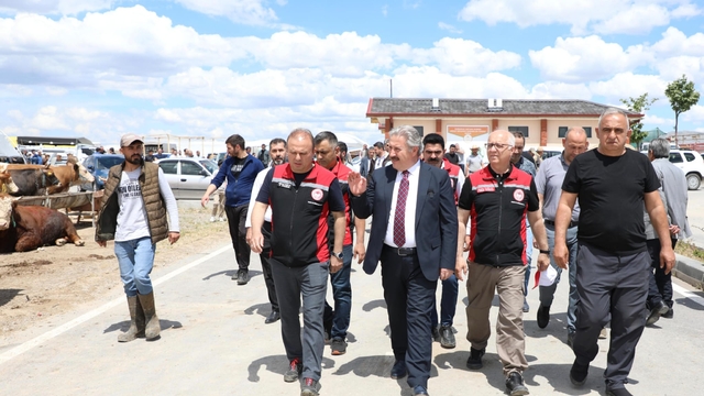 Başkan Palancıoğlu kurban pazarında incelemede bulundu