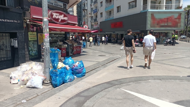 İzmir'de grevin 4'üncü gününde de çöpler toplanmadı